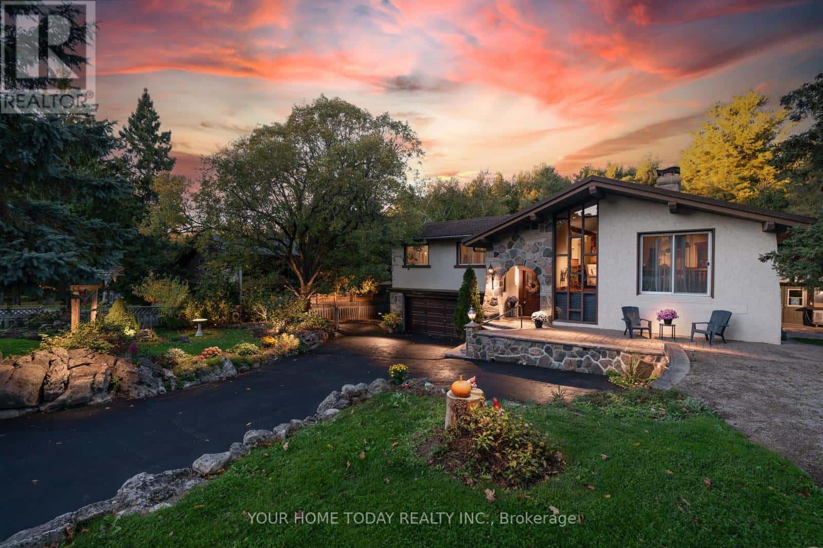 8519 GUELPH LINE — Milton (Campbellville), Ontario - Photo 2 of 50