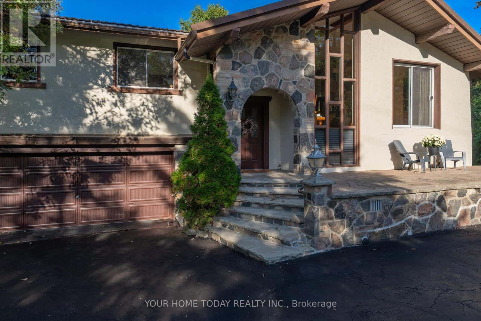 8519 GUELPH LINE — Milton (Campbellville), Ontario - Photo 3 of 50