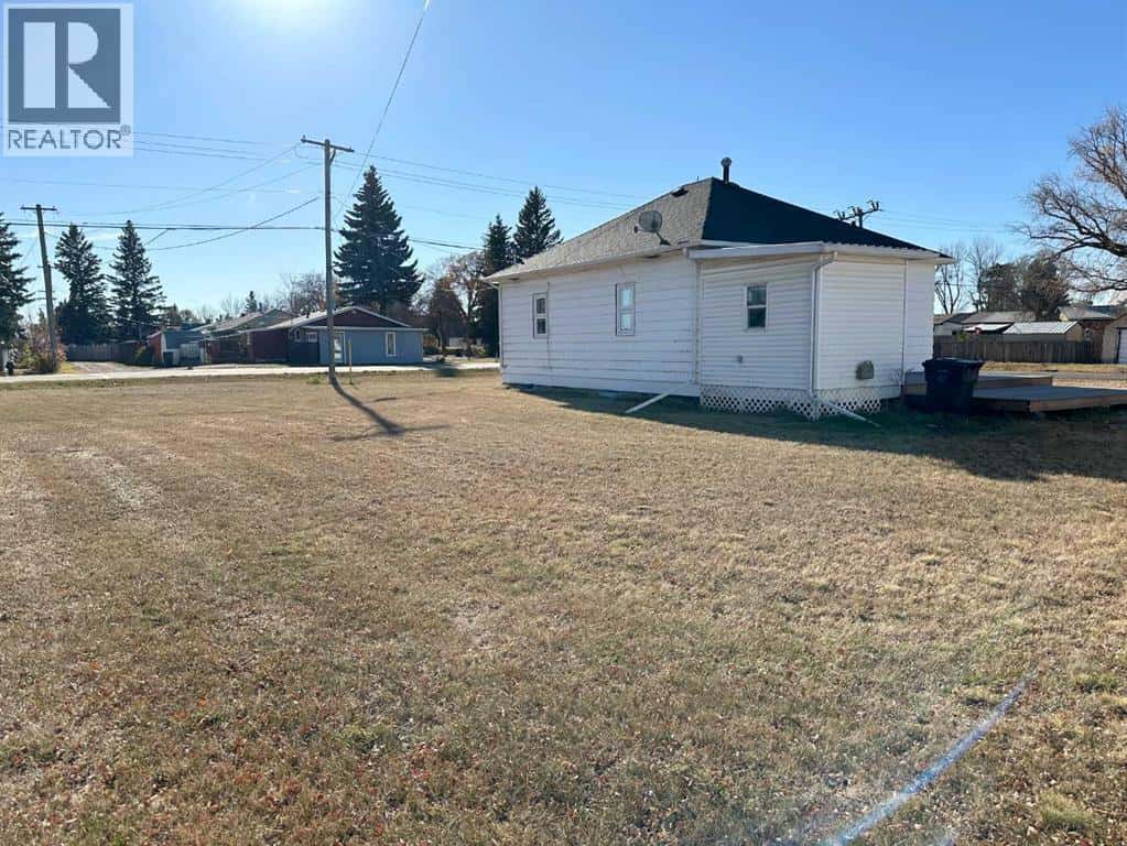 4704 51 Avenue — Mannville, Alberta - Photo 3 of 24