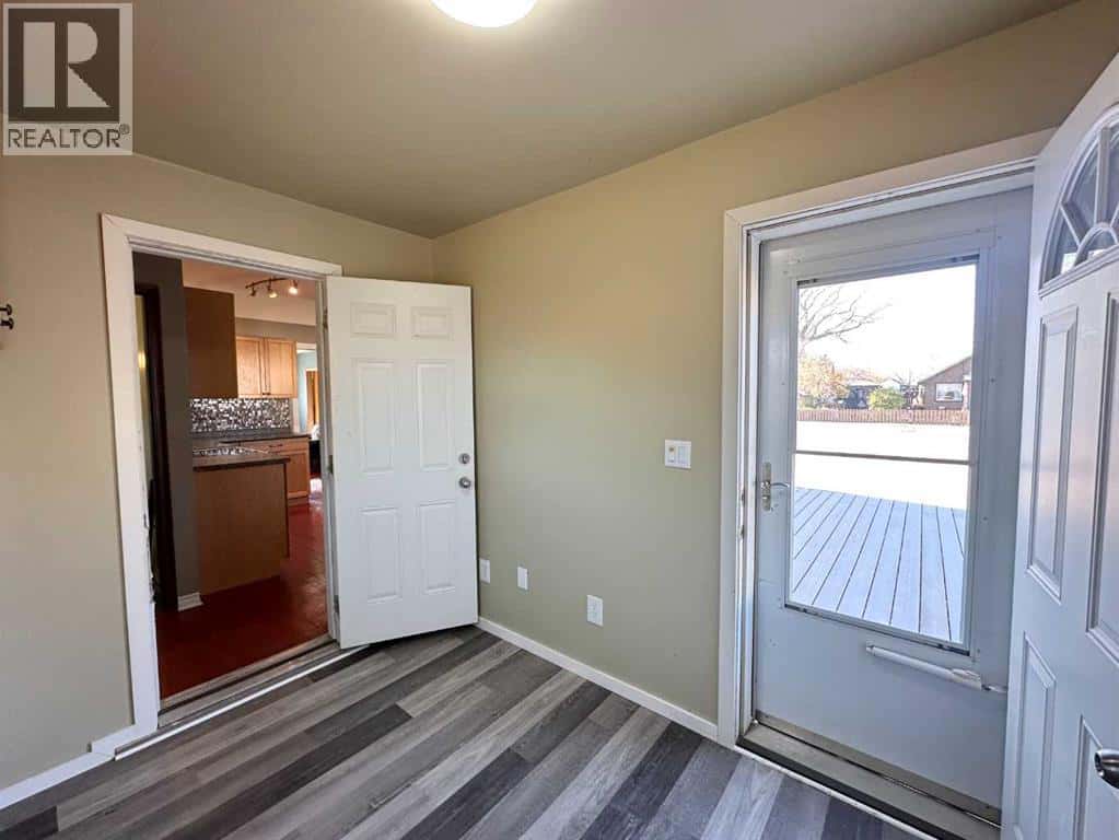 4704 51 Avenue — Mannville, Alberta - Photo 4 of 24