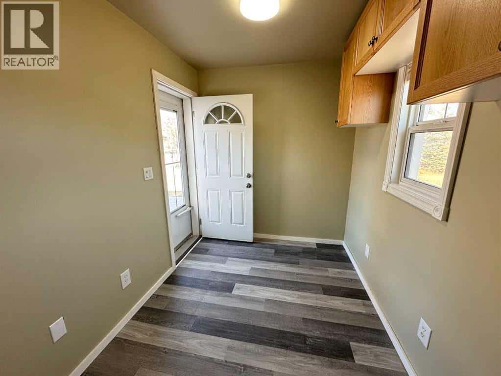 4704 51 Avenue — Mannville, Alberta - Photo 5 of 24