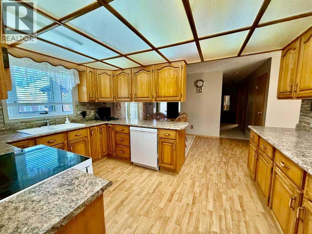 4332 55 Avenue — Provost, Alberta - Photo 4 of 26