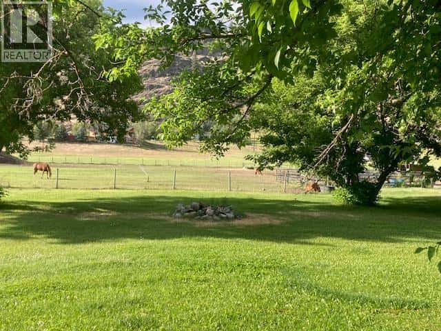 937 Thirteenth Avenue — Midway, British Columbia - Photo 3 of 33