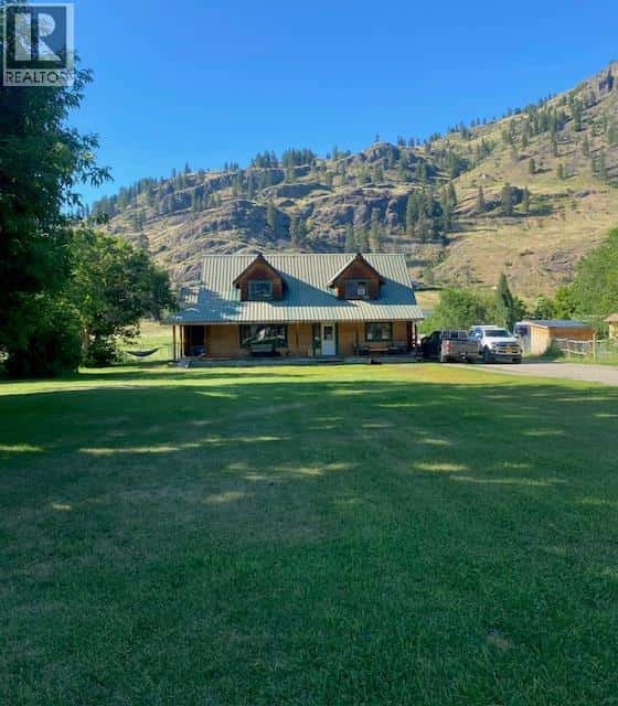 937 Thirteenth Avenue — Midway, British Columbia - Photo 2 of 33