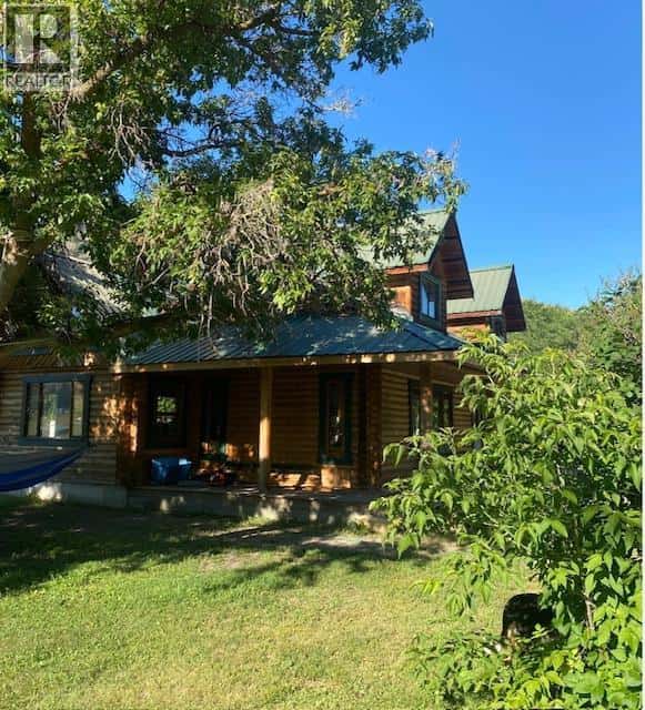 937 Thirteenth Avenue — Midway, British Columbia - Photo 4 of 33