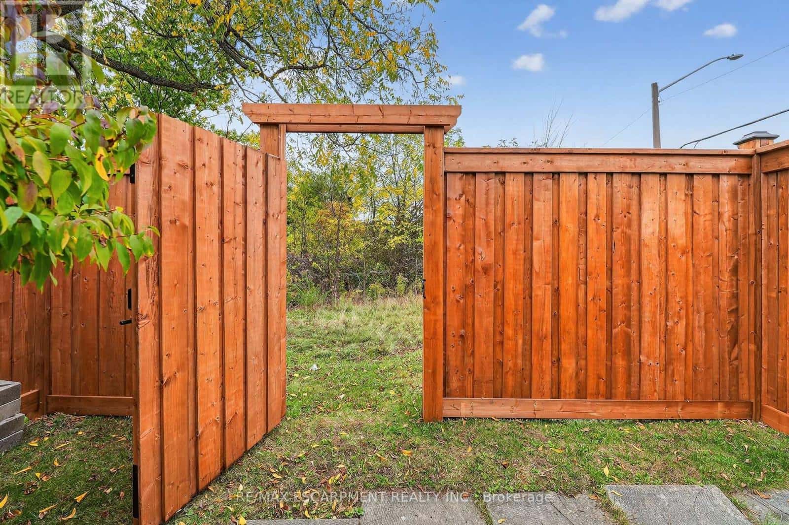 1 - 34 BOW VALLEY DRIVE — Hamilton (Riverdale), Ontario - Photo 5 of 20