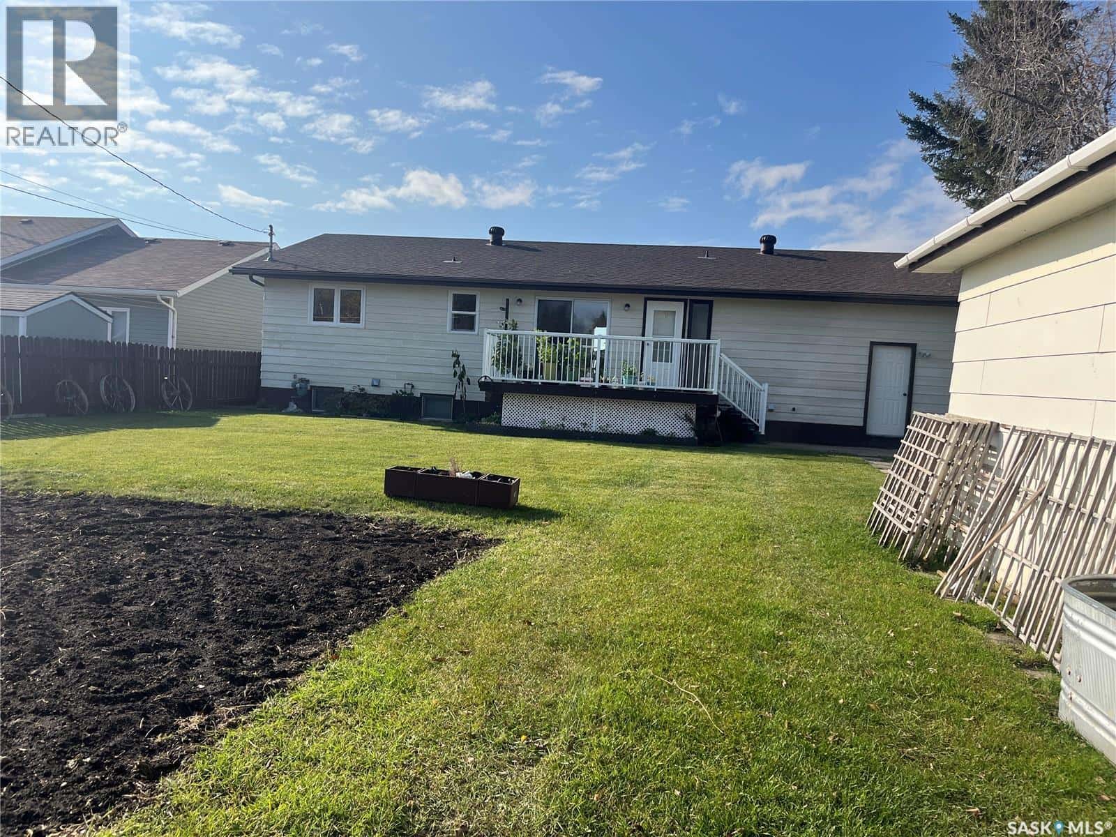 206 4th STREET NW — Wadena, Saskatchewan - Photo 2 of 40