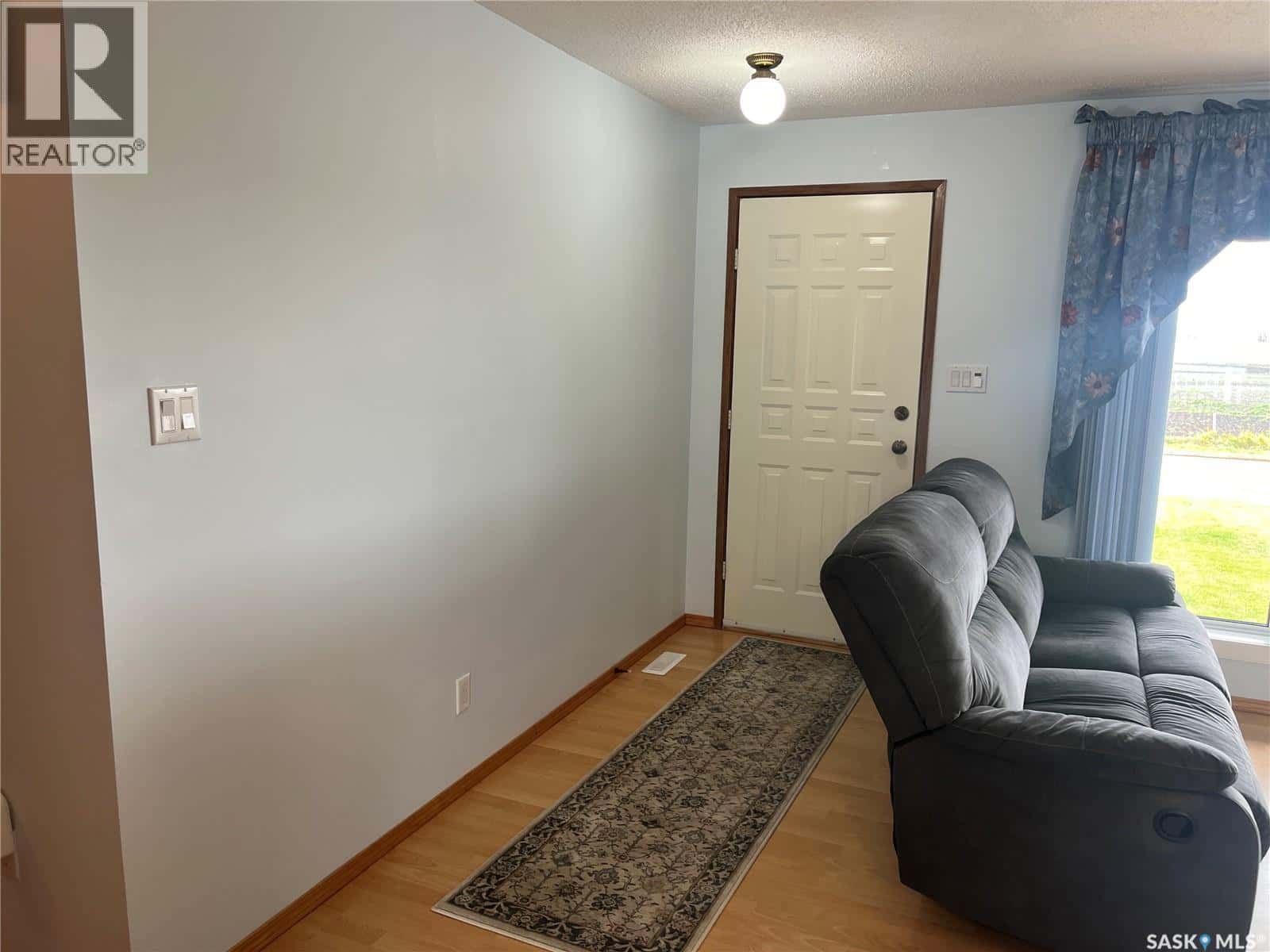 206 4th STREET NW — Wadena, Saskatchewan - Photo 3 of 40