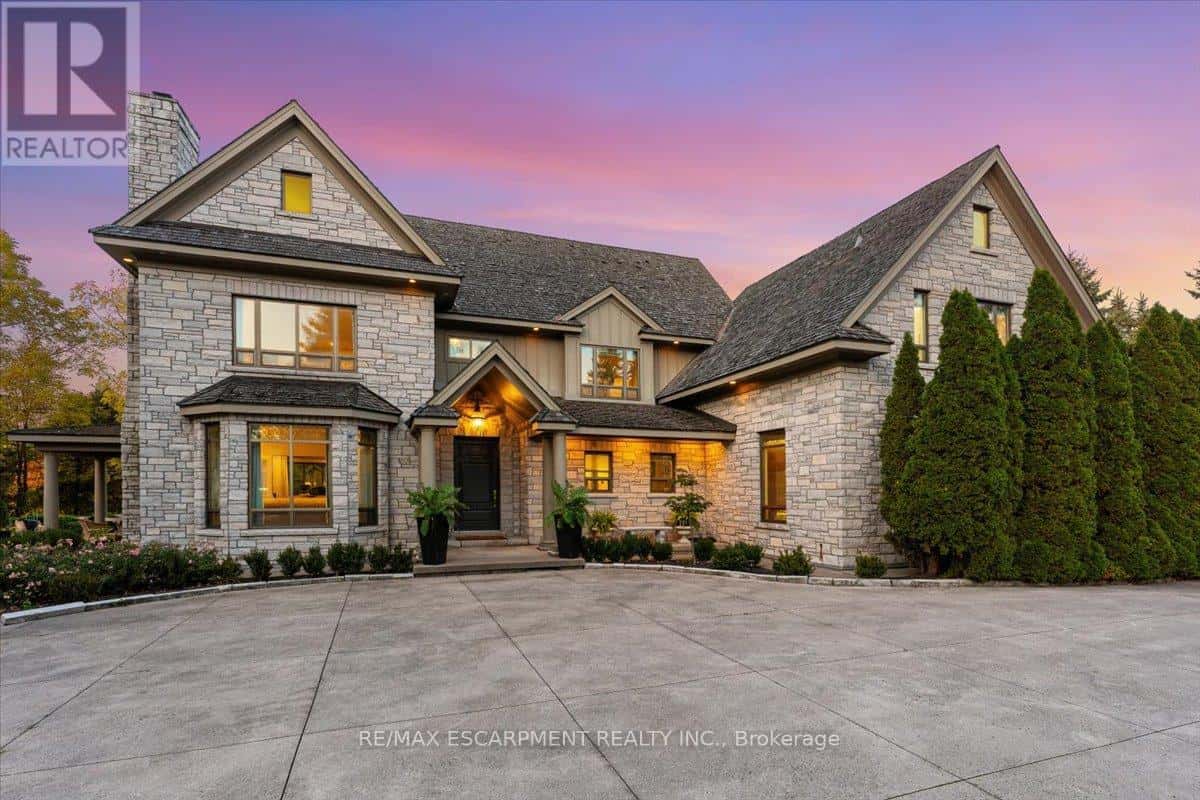 90 RIDGE ROAD W — Grimsby (Grimsby Escarpment), Ontario - Photo 2 of 40