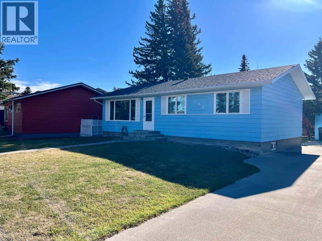 342 Canyon Crescent — Pincher Creek, Alberta - Photo 2 of 29