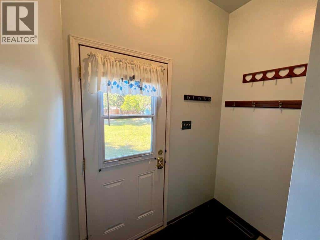 342 Canyon Crescent — Pincher Creek, Alberta - Photo 4 of 29