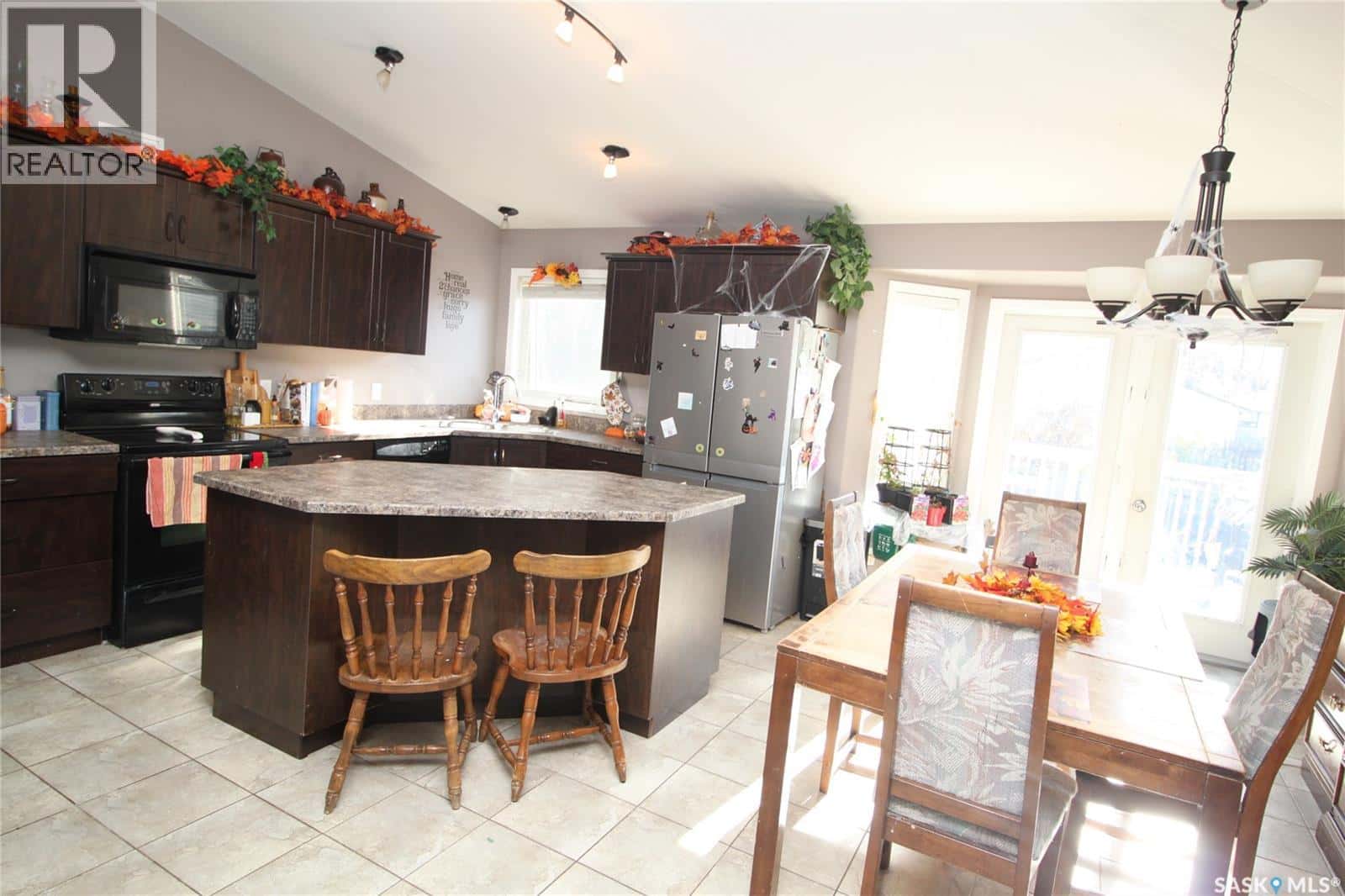 302 3rd STREET — Dundurn, Saskatchewan - Photo 3 of 9