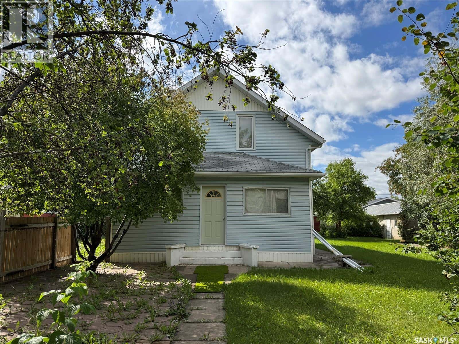 405 3rd STREET E — Wynyard, Saskatchewan - Photo 2 of 39