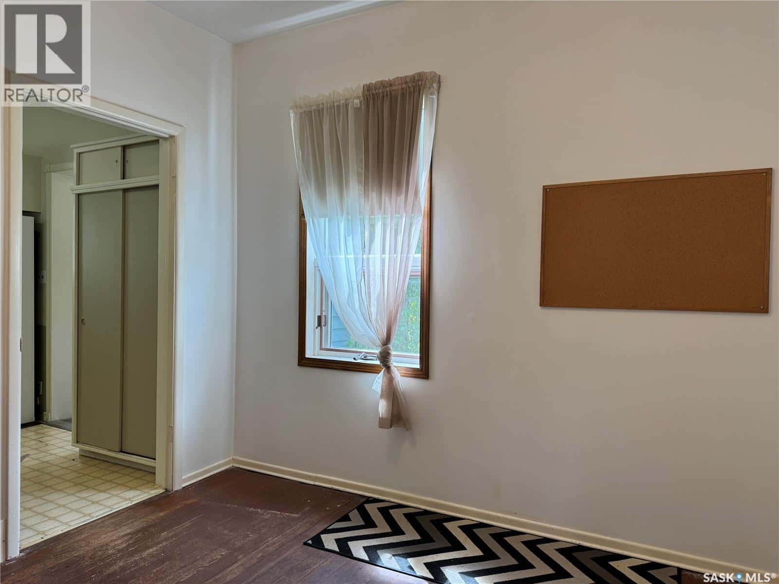 405 3rd STREET E — Wynyard, Saskatchewan - Photo 3 of 39