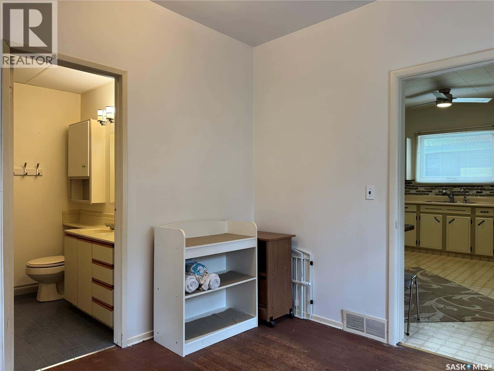 405 3rd STREET E — Wynyard, Saskatchewan - Photo 4 of 39