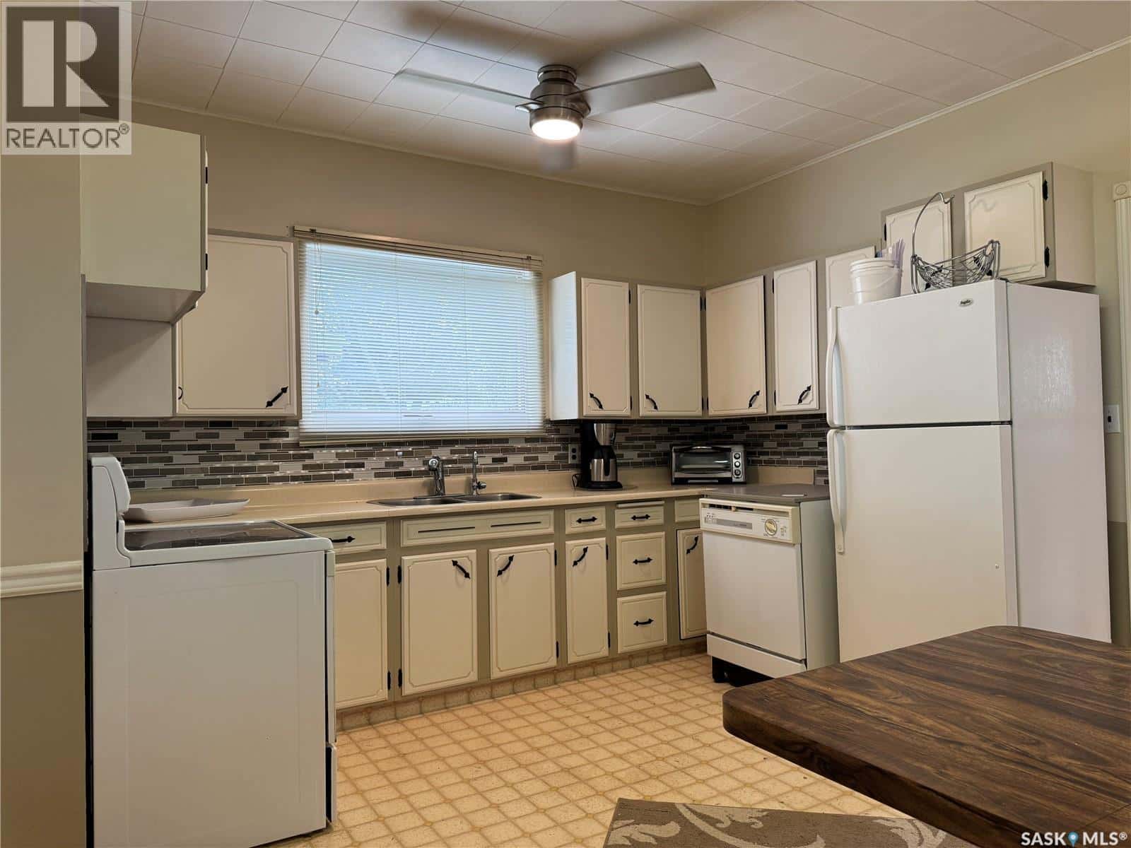 405 3rd STREET E — Wynyard, Saskatchewan - Photo 5 of 39