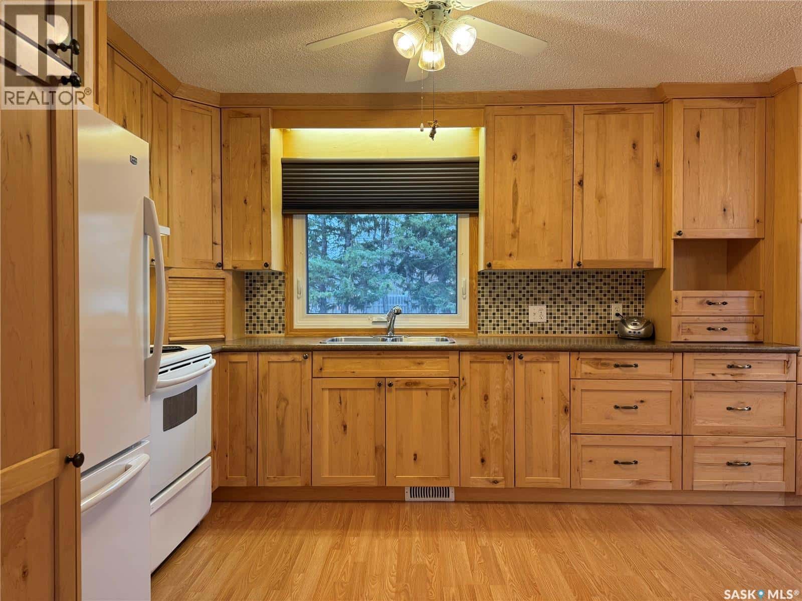 127 Broadway STREET — Foam Lake, Saskatchewan - Photo 2 of 42