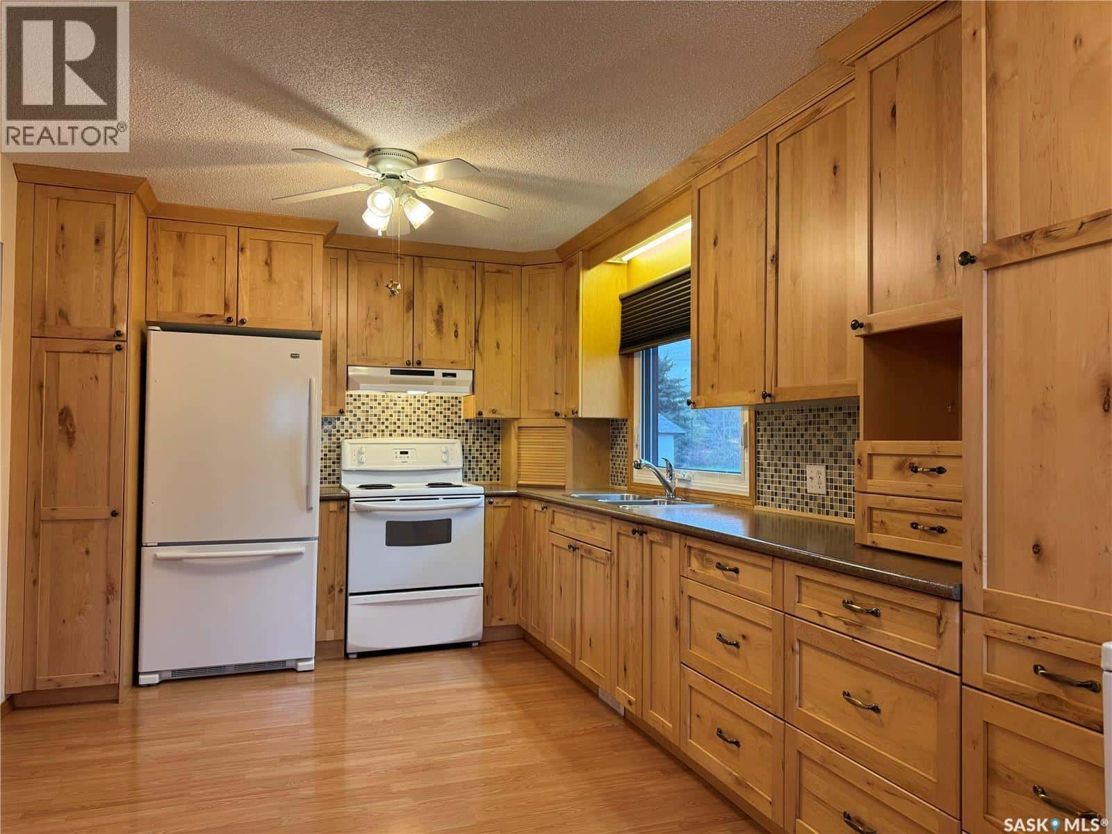 127 Broadway STREET — Foam Lake, Saskatchewan - Photo 3 of 42