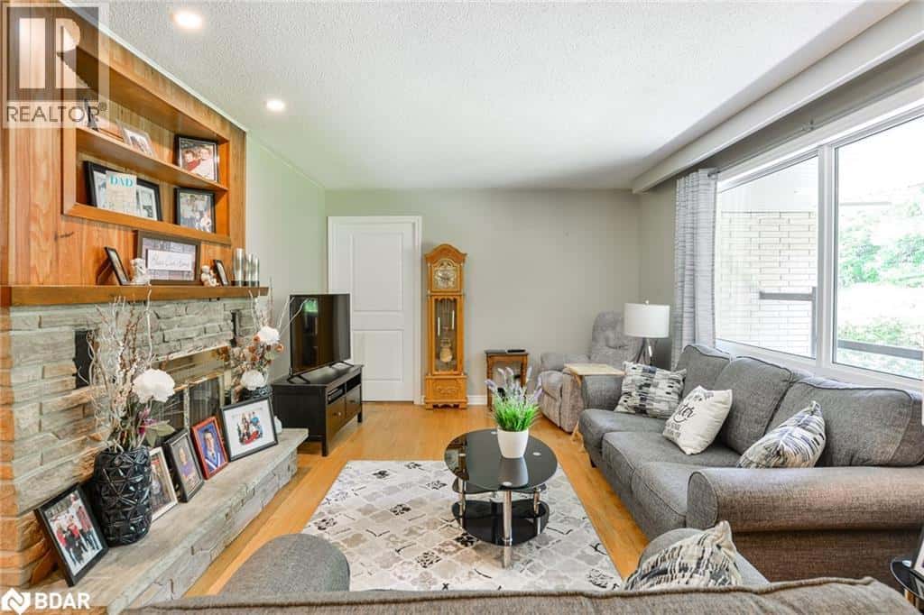 105 WELLINGTON Street — Gravenhurst, Ontario - Photo 3 of 33