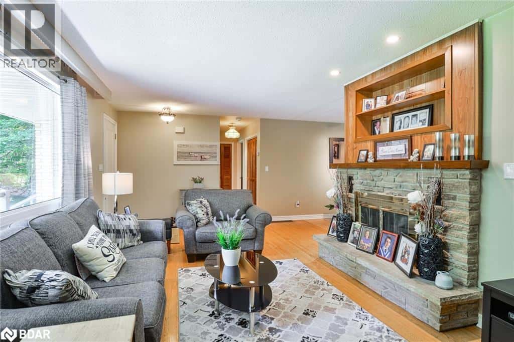 105 WELLINGTON Street — Gravenhurst, Ontario - Photo 4 of 33