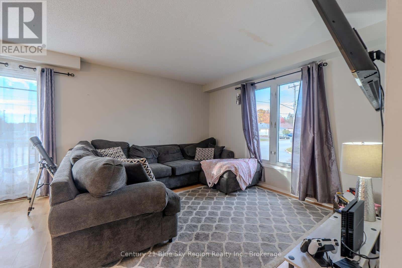 4 SOVEREIGN DRIVE — North Bay (Birchaven), Ontario - Photo 4 of 34