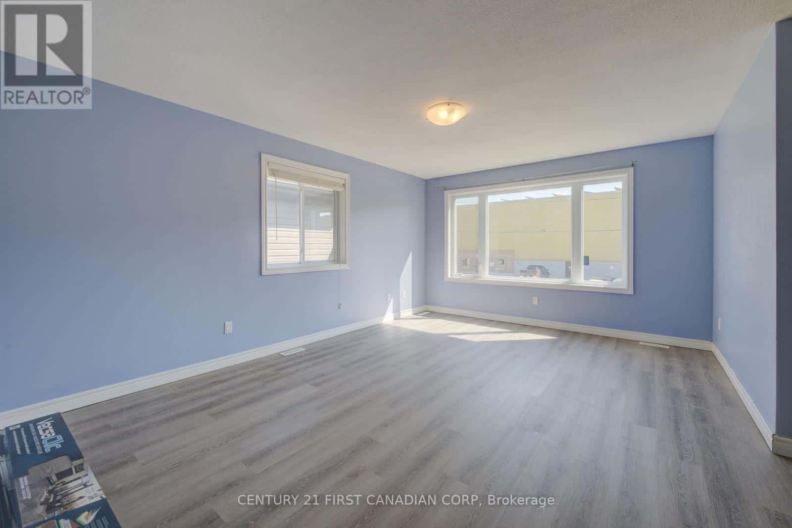 212 EWART STREET SW — Strathroy-Caradoc (NW), Ontario - Photo 4 of 17