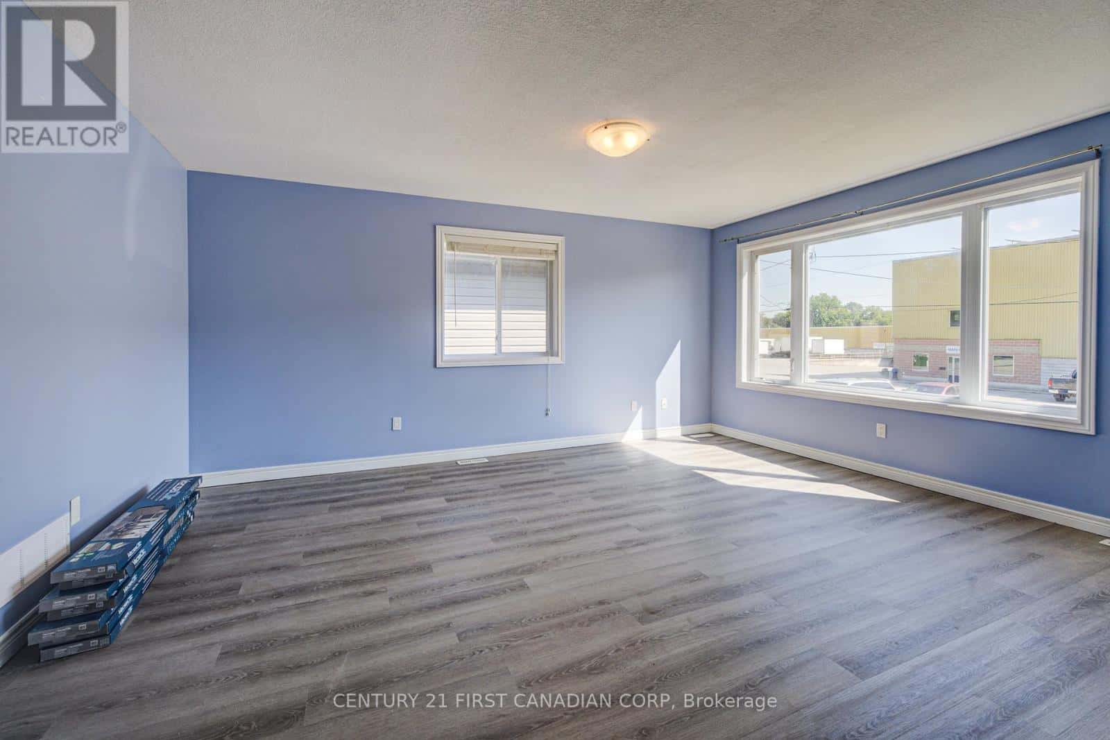 212 EWART STREET SW — Strathroy-Caradoc (NW), Ontario - Photo 5 of 17