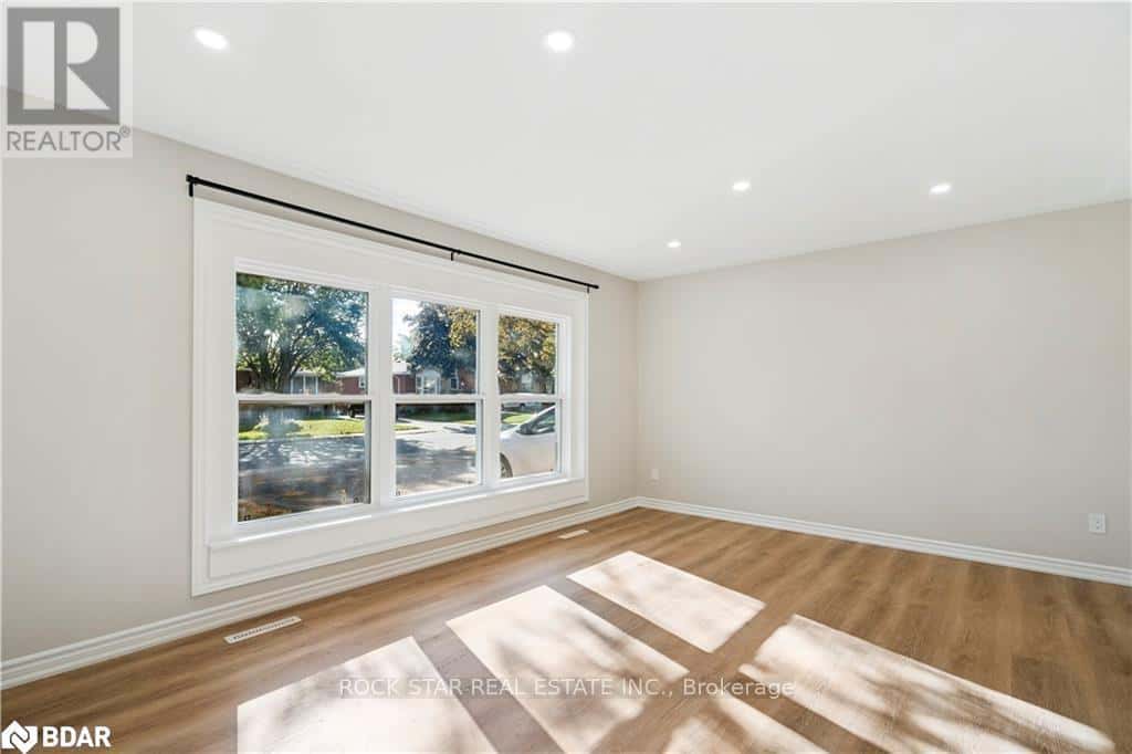 MAIN - 10 SYCAMORE STREET — Hamilton (Berrisfield), Ontario - Photo 4 of 18