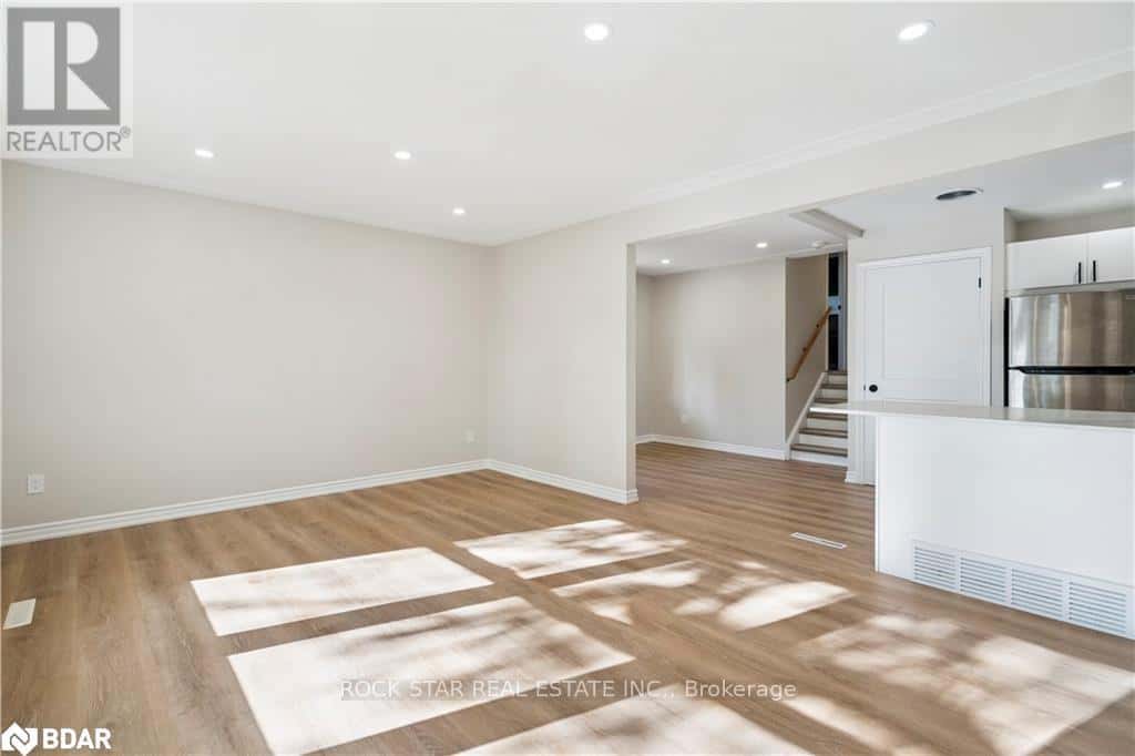 MAIN - 10 SYCAMORE STREET — Hamilton (Berrisfield), Ontario - Photo 5 of 18