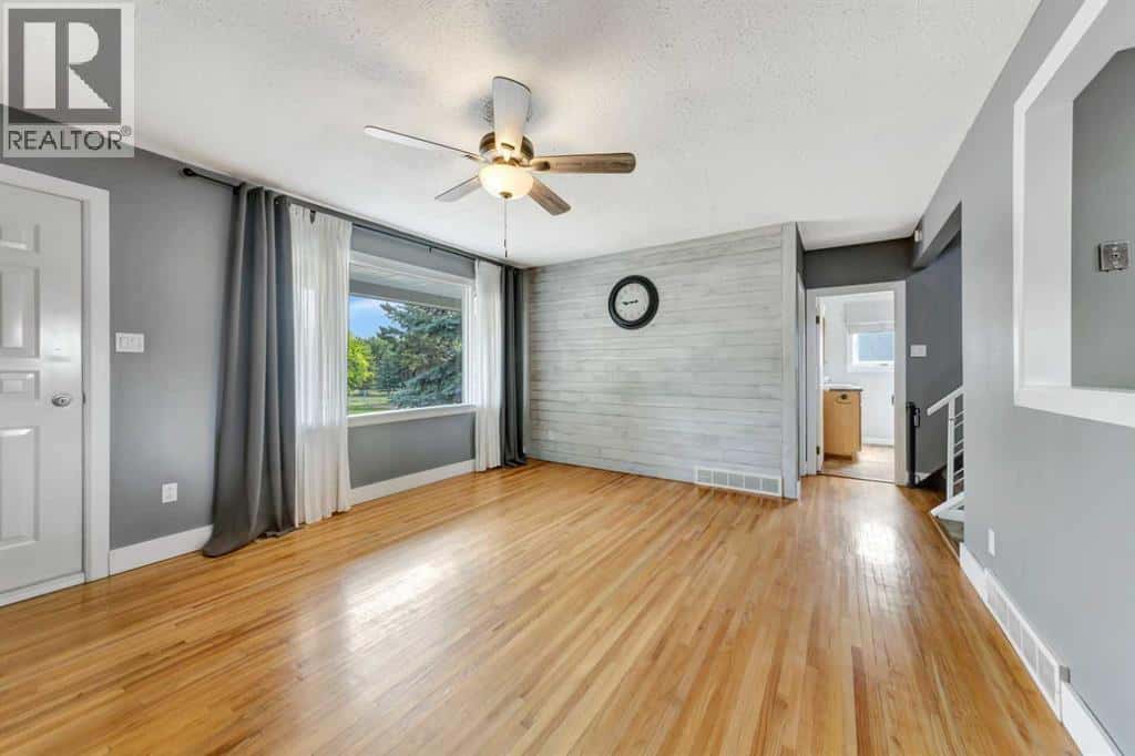 213 2 Avenue N — Marwayne, Alberta - Photo 4 of 31