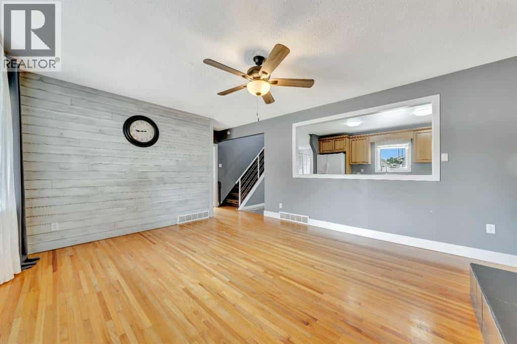 213 2 Avenue N — Marwayne, Alberta - Photo 5 of 31