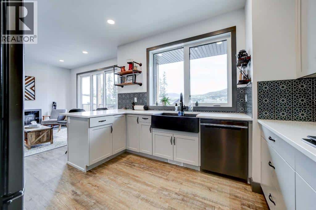 230 Southmore Place — Blairmore, Alberta - Photo 4 of 31