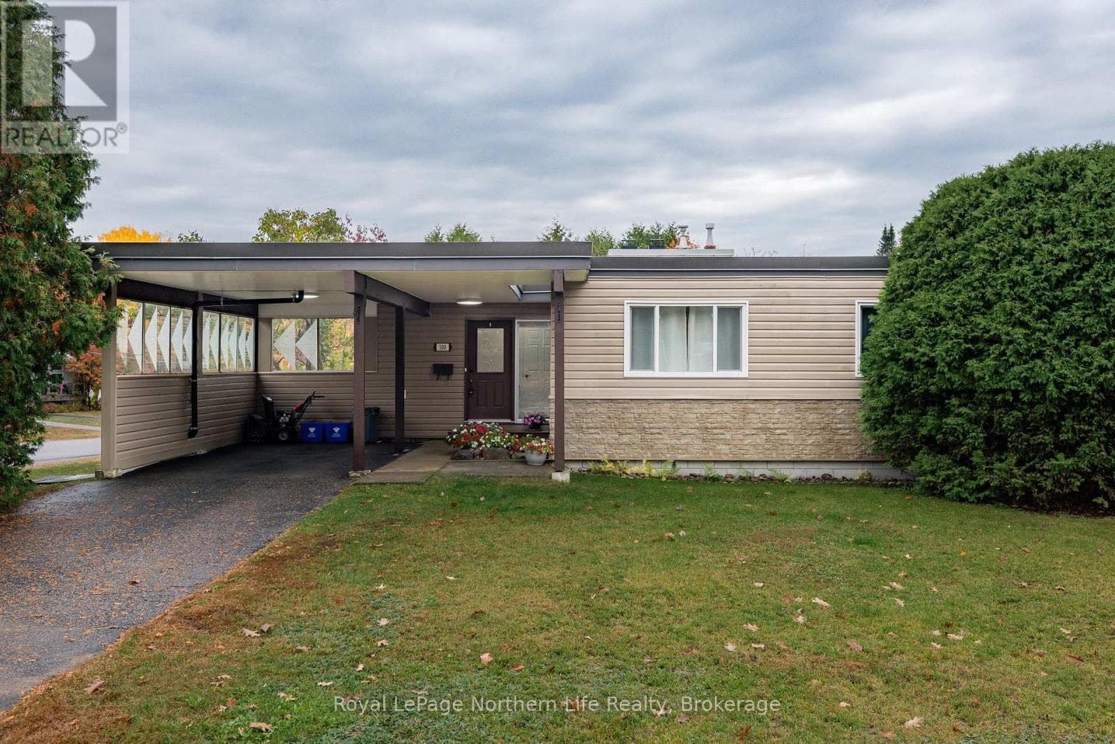 300 LEONARD STREET — North Bay (College Heights), Ontario - Main photo