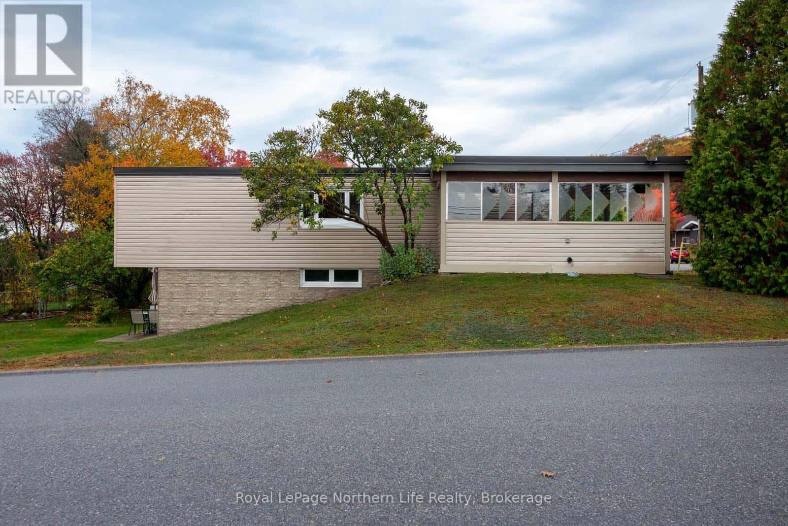 300 LEONARD STREET — North Bay (College Heights), Ontario - Photo 3 of 48