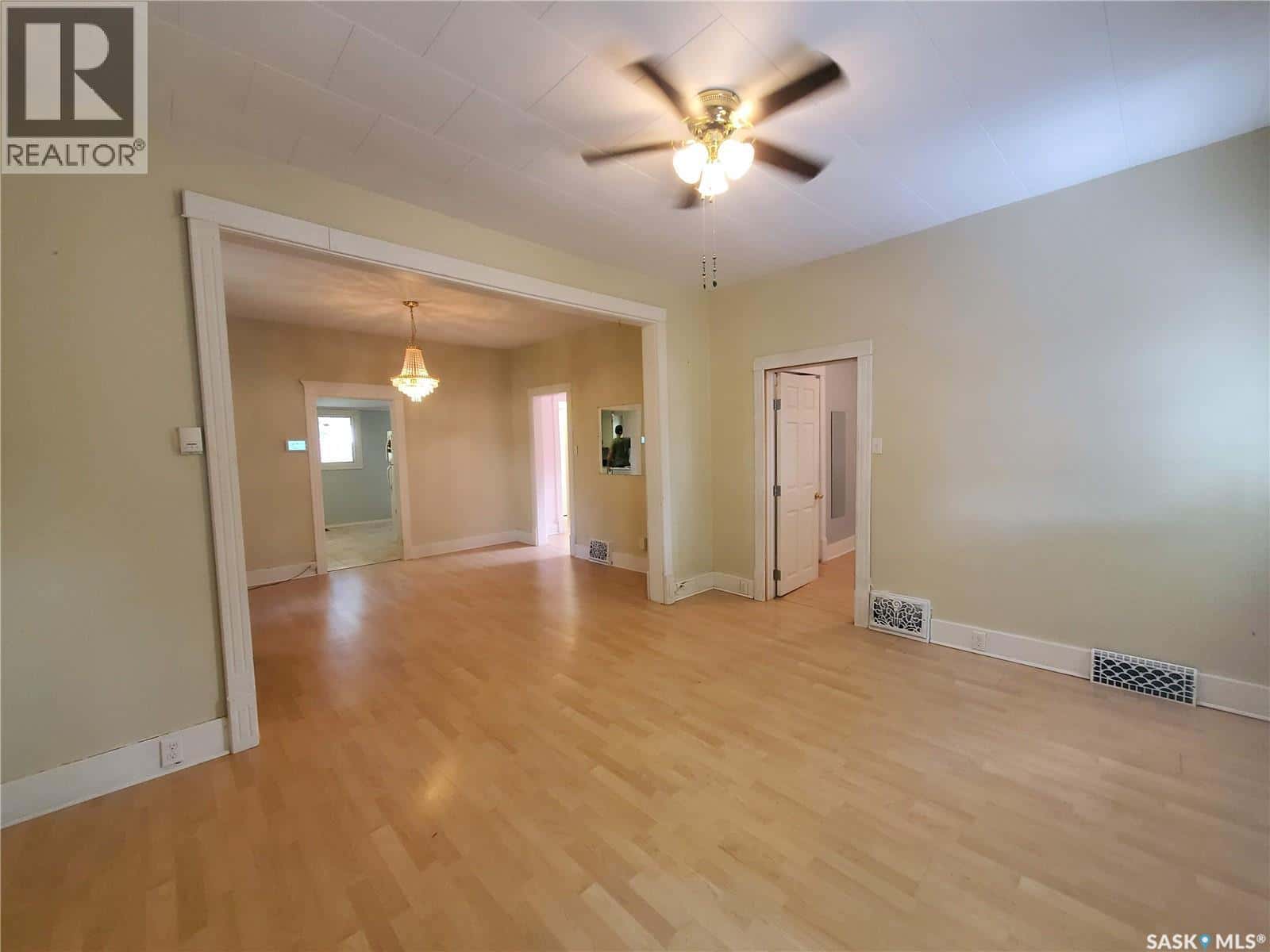 122 WALL AVENUE — Kamsack, Saskatchewan - Photo 3 of 16