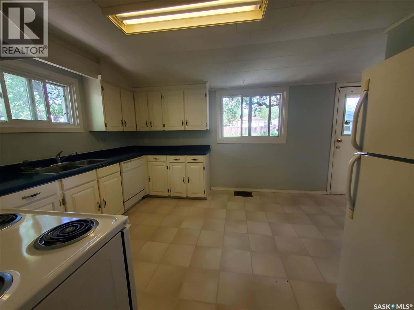 122 WALL AVENUE — Kamsack, Saskatchewan - Photo 4 of 16