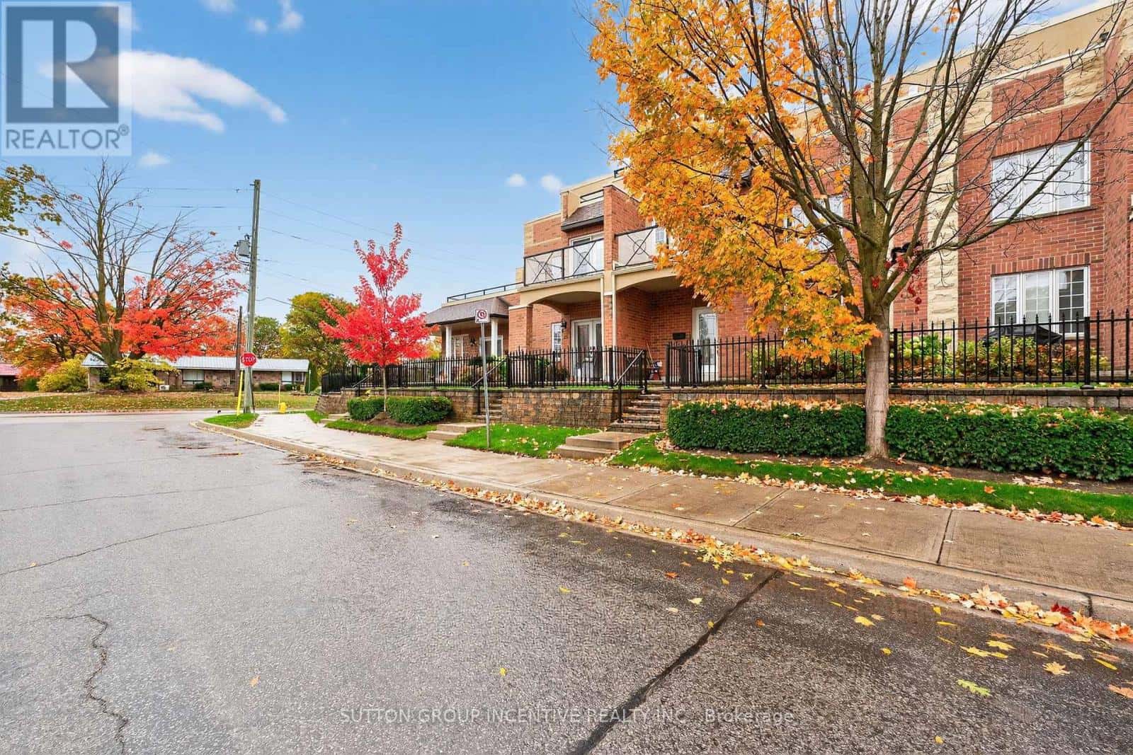 5 - 23 WHITE OAKS ROAD — Barrie (Lakeshore), Ontario - Photo 3 of 50