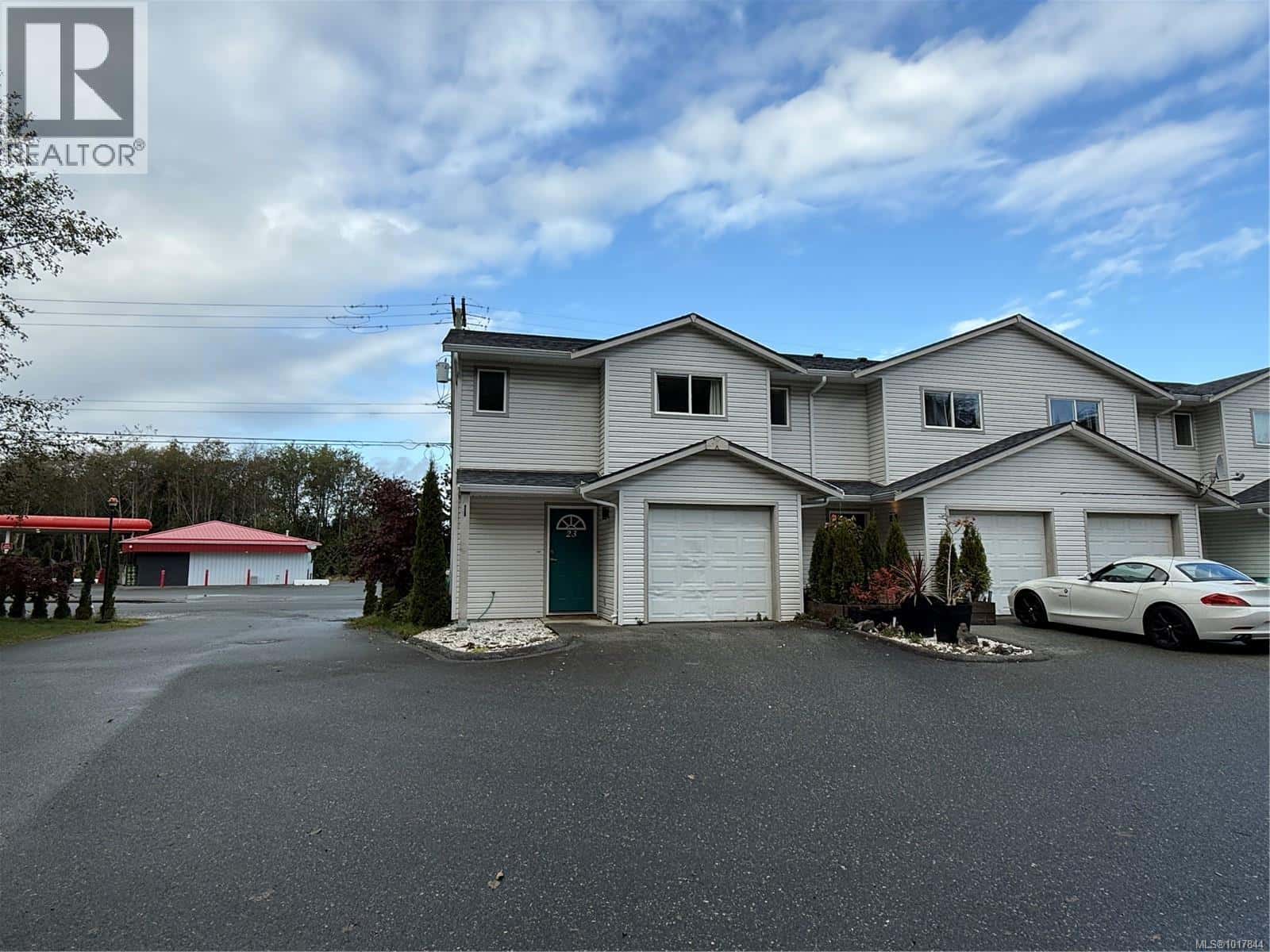 23 2697 Mine Rd — Port McNeill, British Columbia - Photo 3 of 34