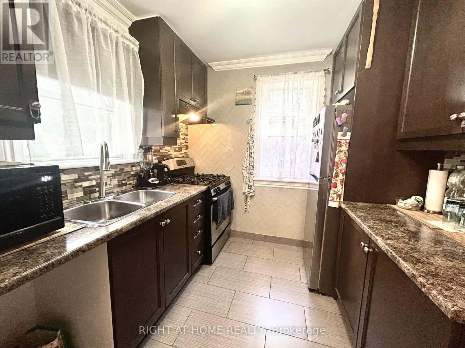 94 EAST 27TH STREET — Hamilton (Eastmount), Ontario - Photo 3 of 11