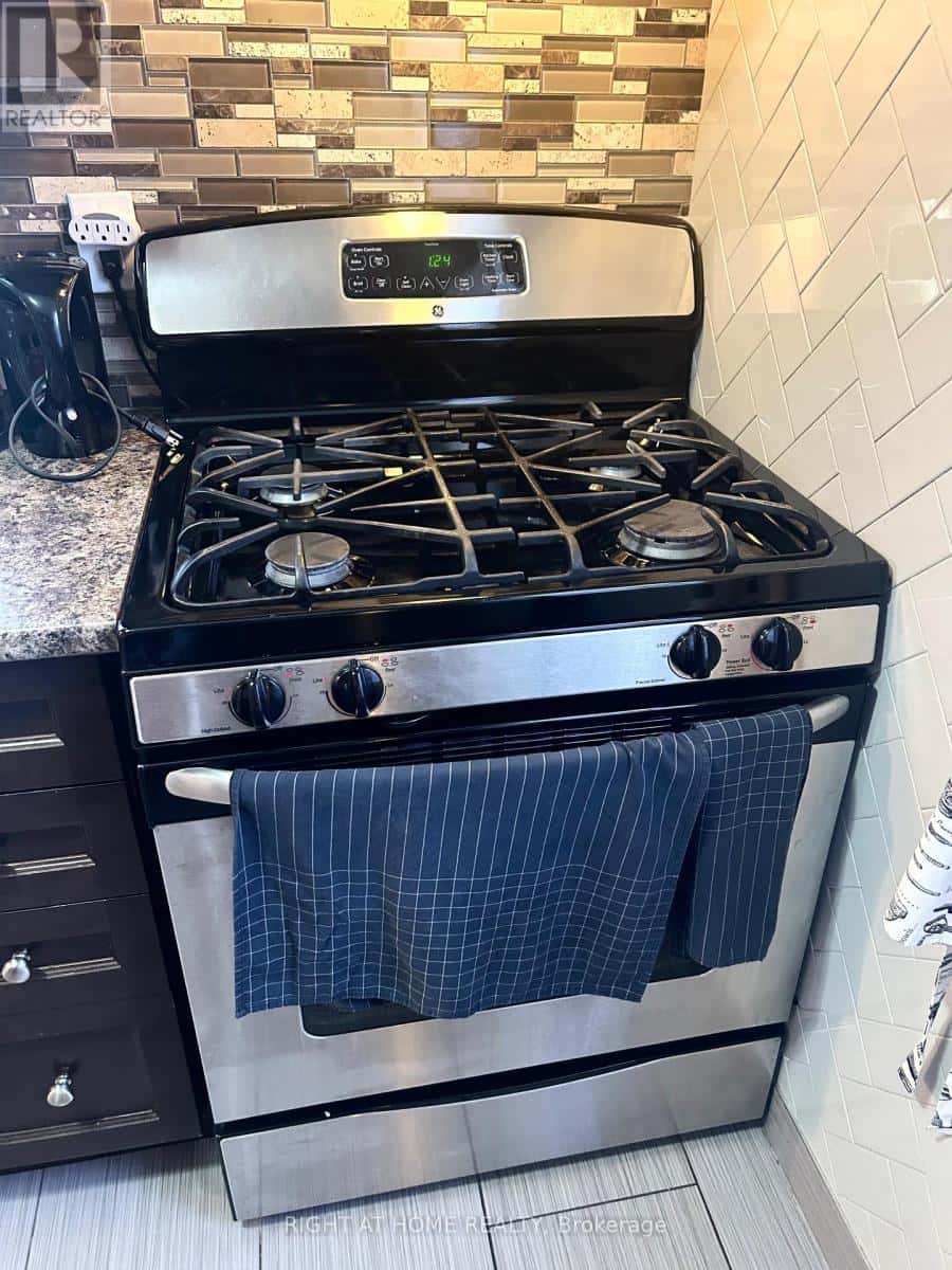 94 EAST 27TH STREET — Hamilton (Eastmount), Ontario - Photo 4 of 11