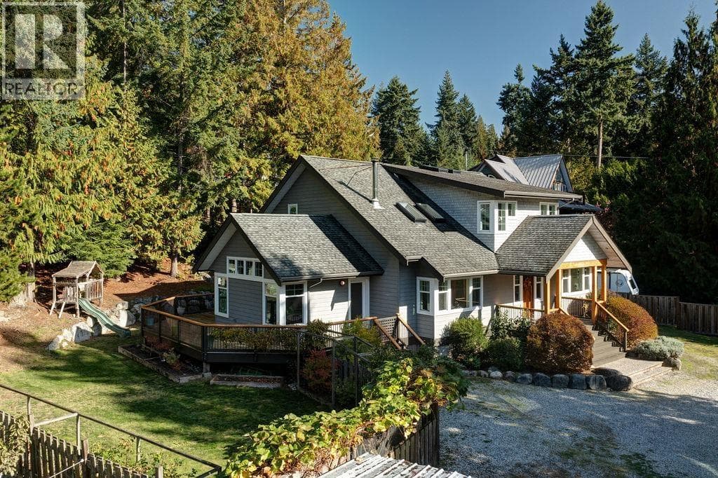 8116 SOUTHWOOD ROAD — Halfmoon Bay, British Columbia - Main photo