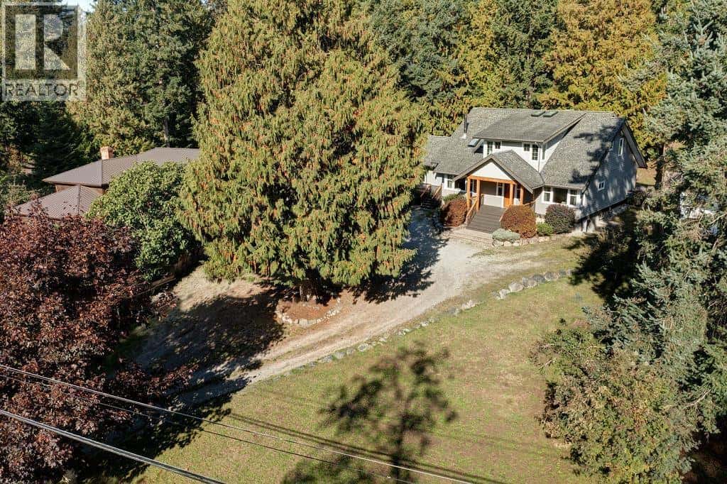 8116 SOUTHWOOD ROAD — Halfmoon Bay, British Columbia - Photo 2 of 36