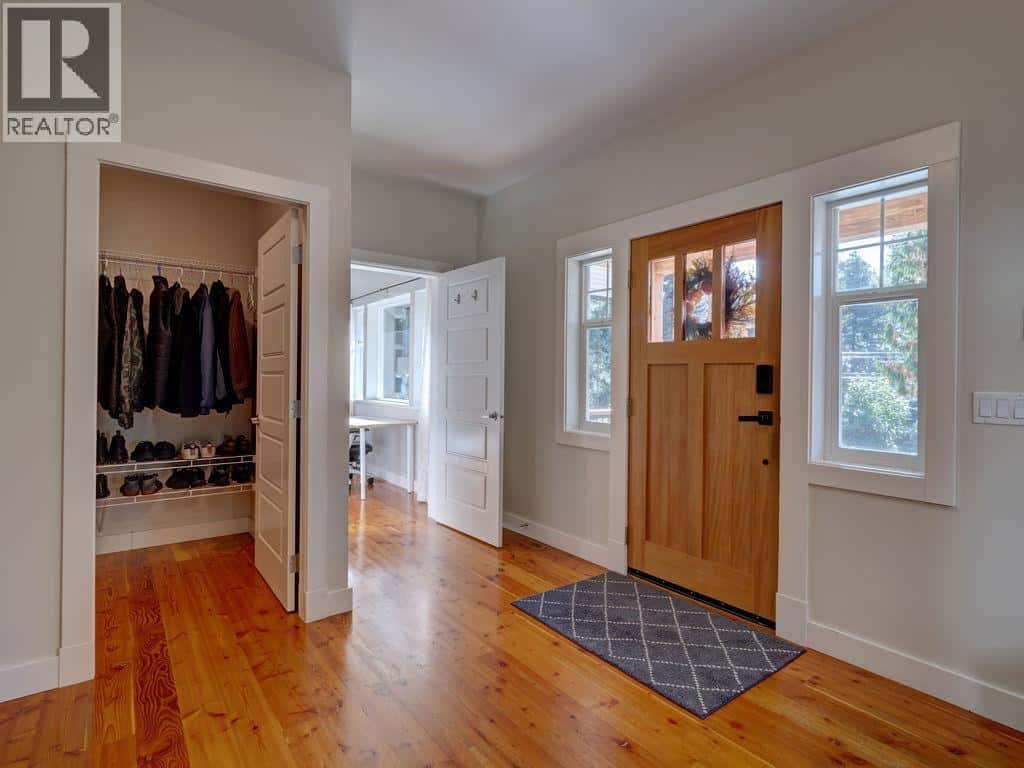 8116 SOUTHWOOD ROAD — Halfmoon Bay, British Columbia - Photo 4 of 36