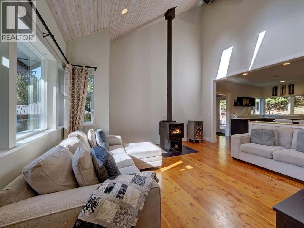 8116 SOUTHWOOD ROAD — Halfmoon Bay, British Columbia - Photo 5 of 36