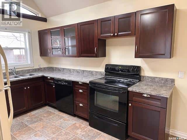 809 Herbert AVENUE — Herbert, Saskatchewan - Photo 2 of 26