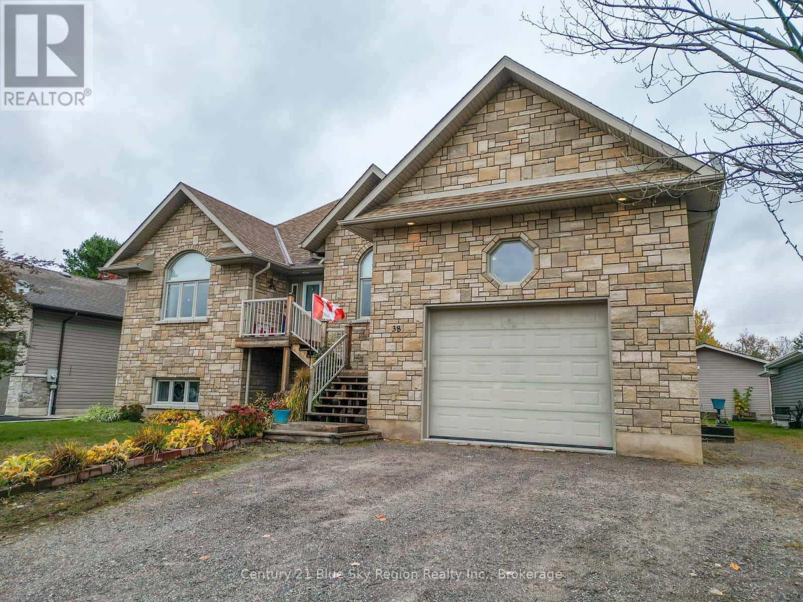 38 CEDARGROVE COURT — Callander, Ontario - Photo 2 of 50