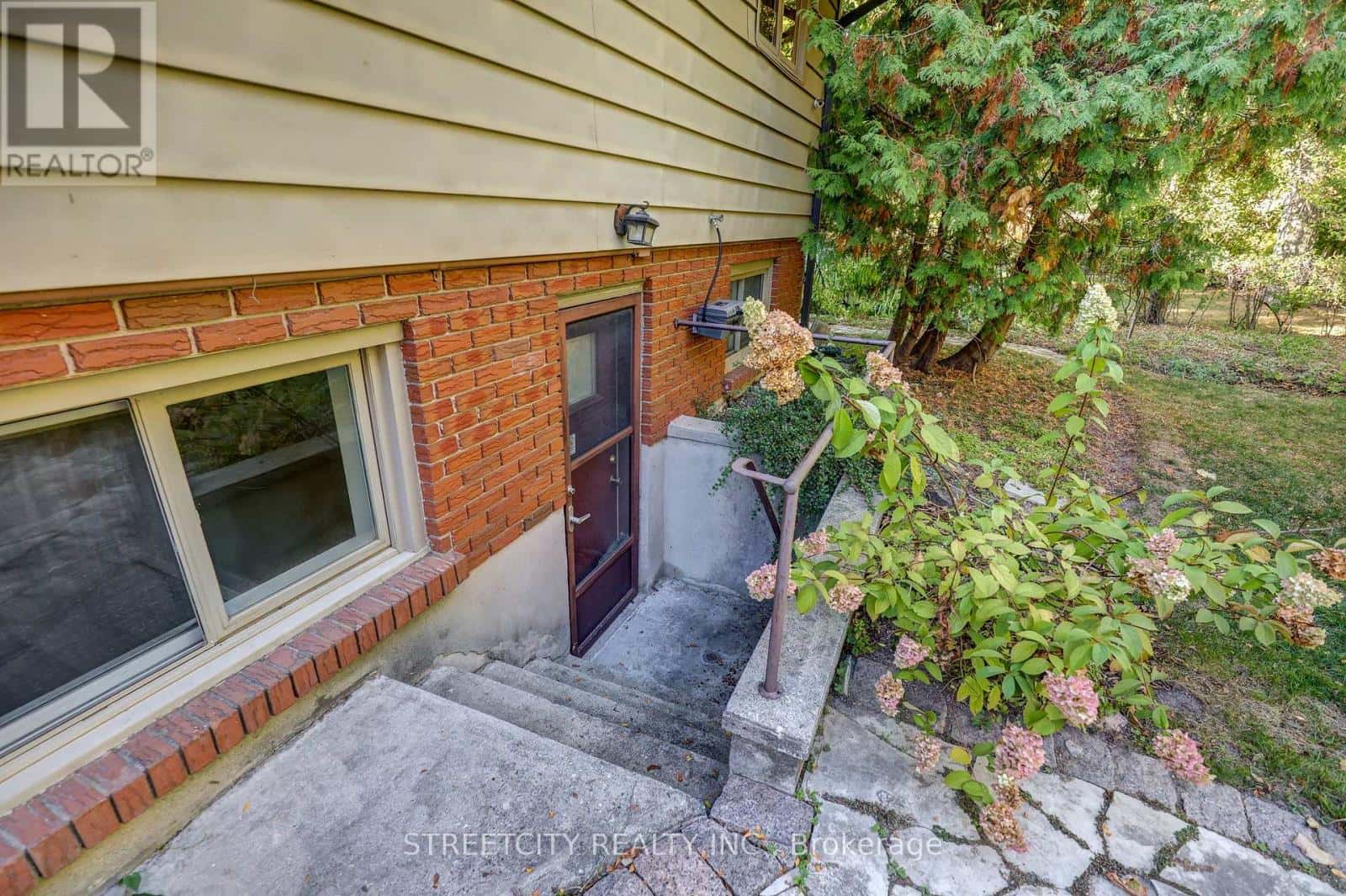 71 GLENBURNIE CRESCENT — London North (North H), Ontario - Photo 3 of 50