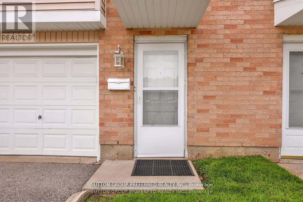 71 - 320 WESTMINSTER AVENUE — London South (South H), Ontario - Photo 2 of 26