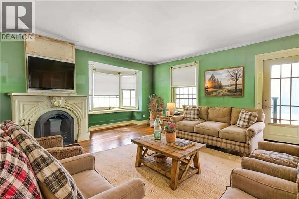 36 ELGIN E/S Street West