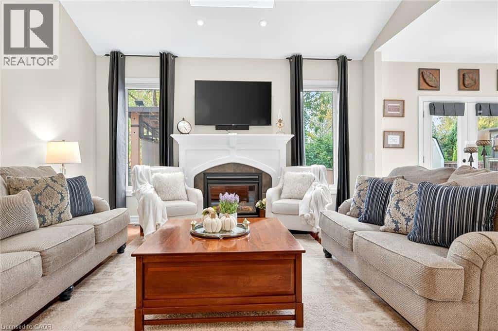 8 BACON Lane — Fonthill, Ontario - Photo 5 of 47